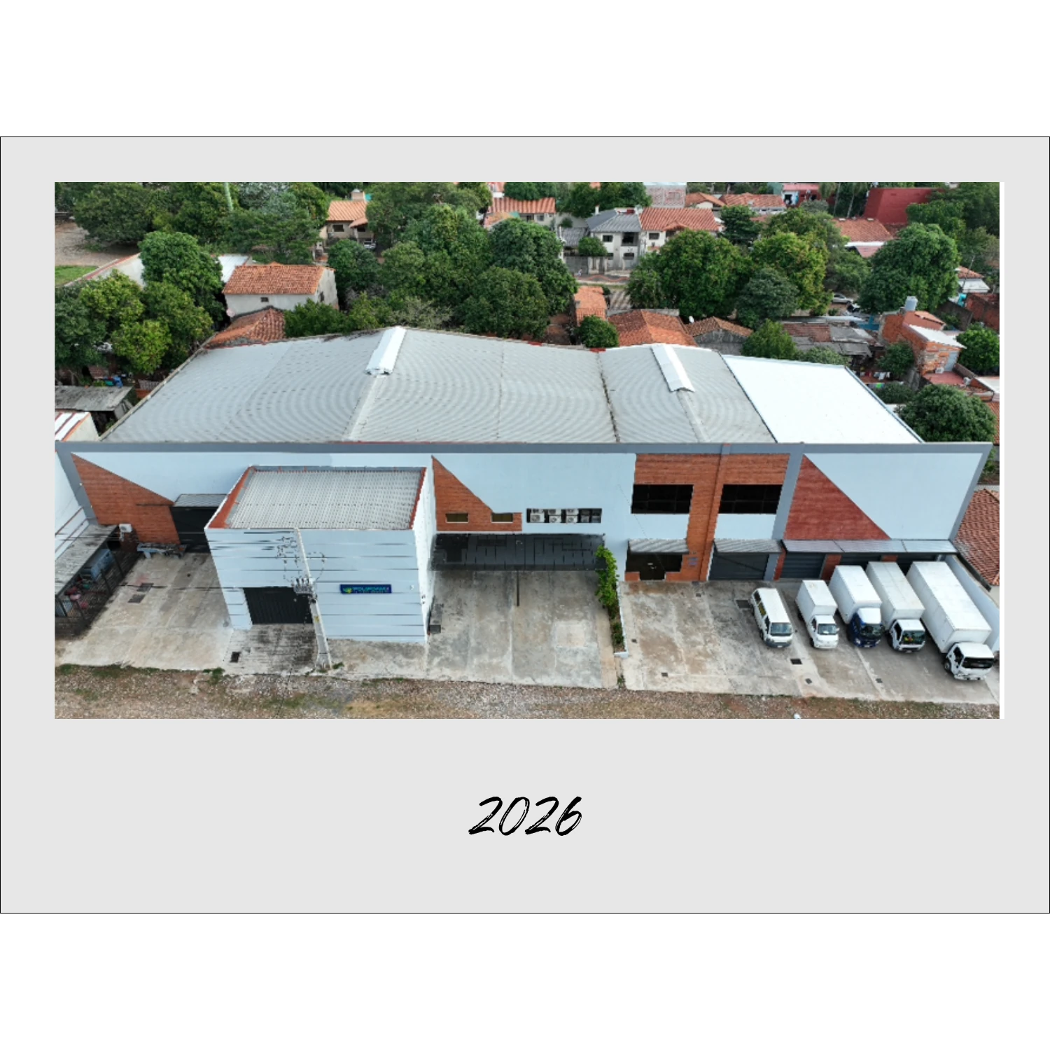 Vista aérea de las instalaciones de Polifoam, con la inscripción 2026 en el marco original.