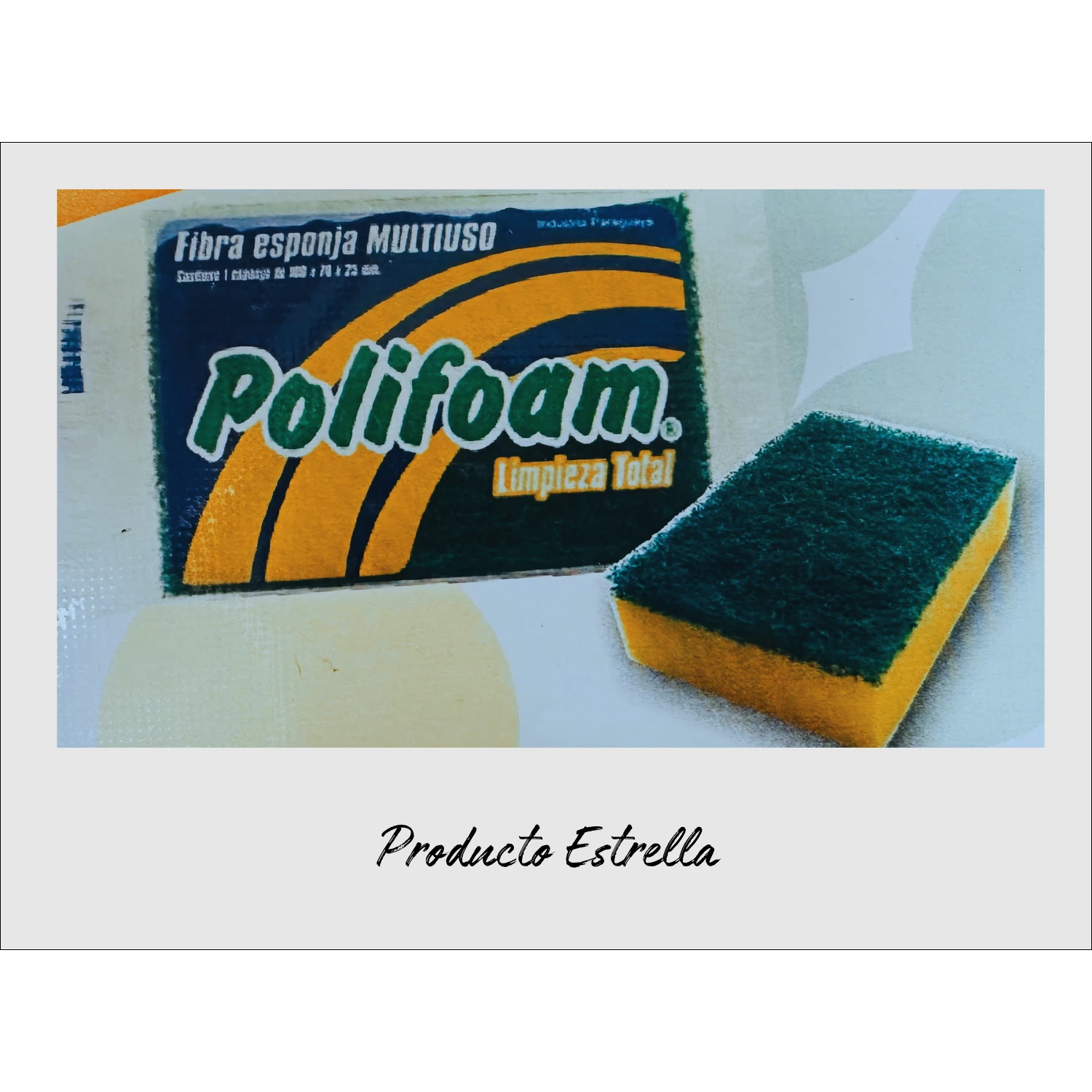 Esponja amarilla con fibra verde y empaque Polifoam; el marco original dice Producto Estrella.