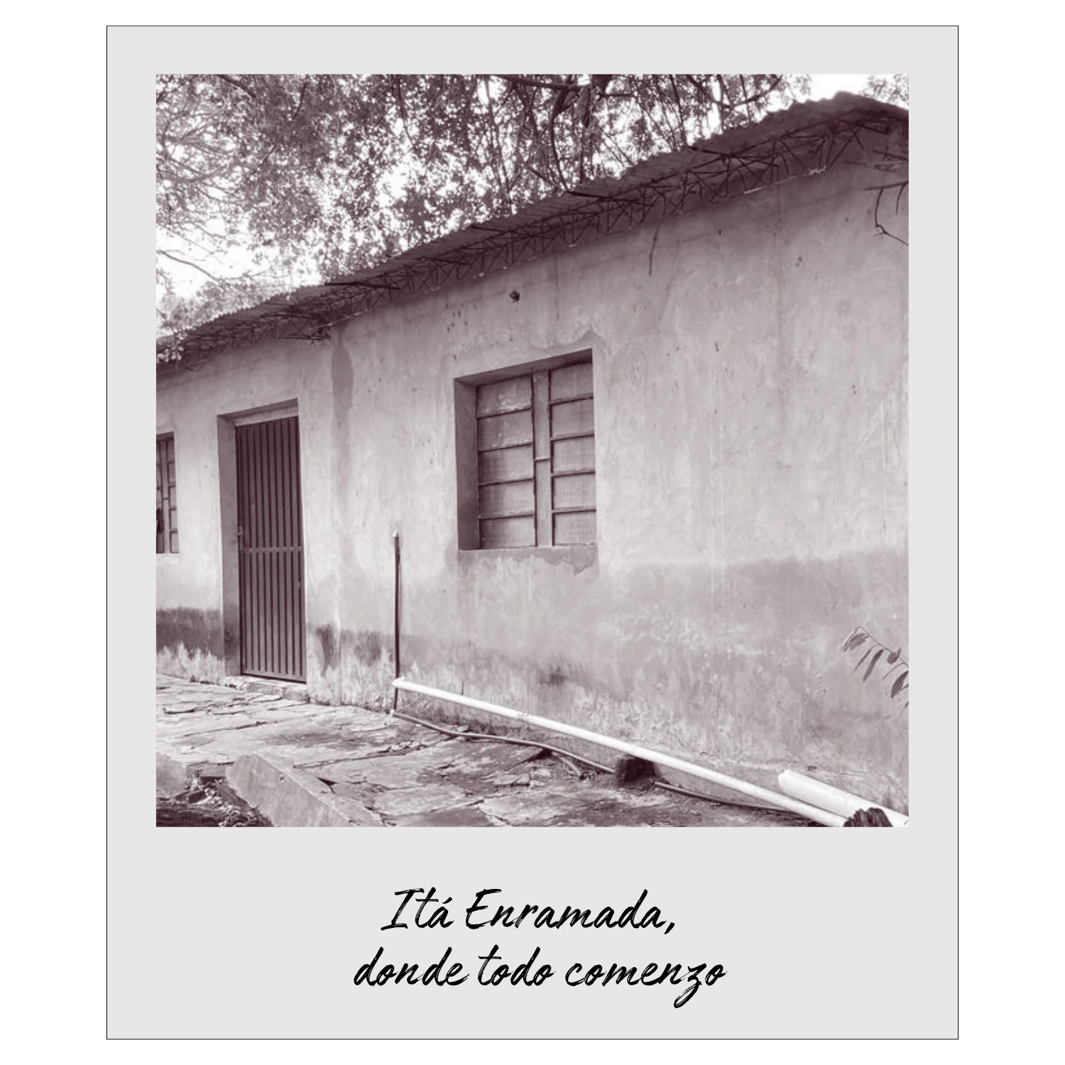 Fachada del primer espacio de trabajo; la leyenda original dice Itá Enramada, donde todo comenzó.
