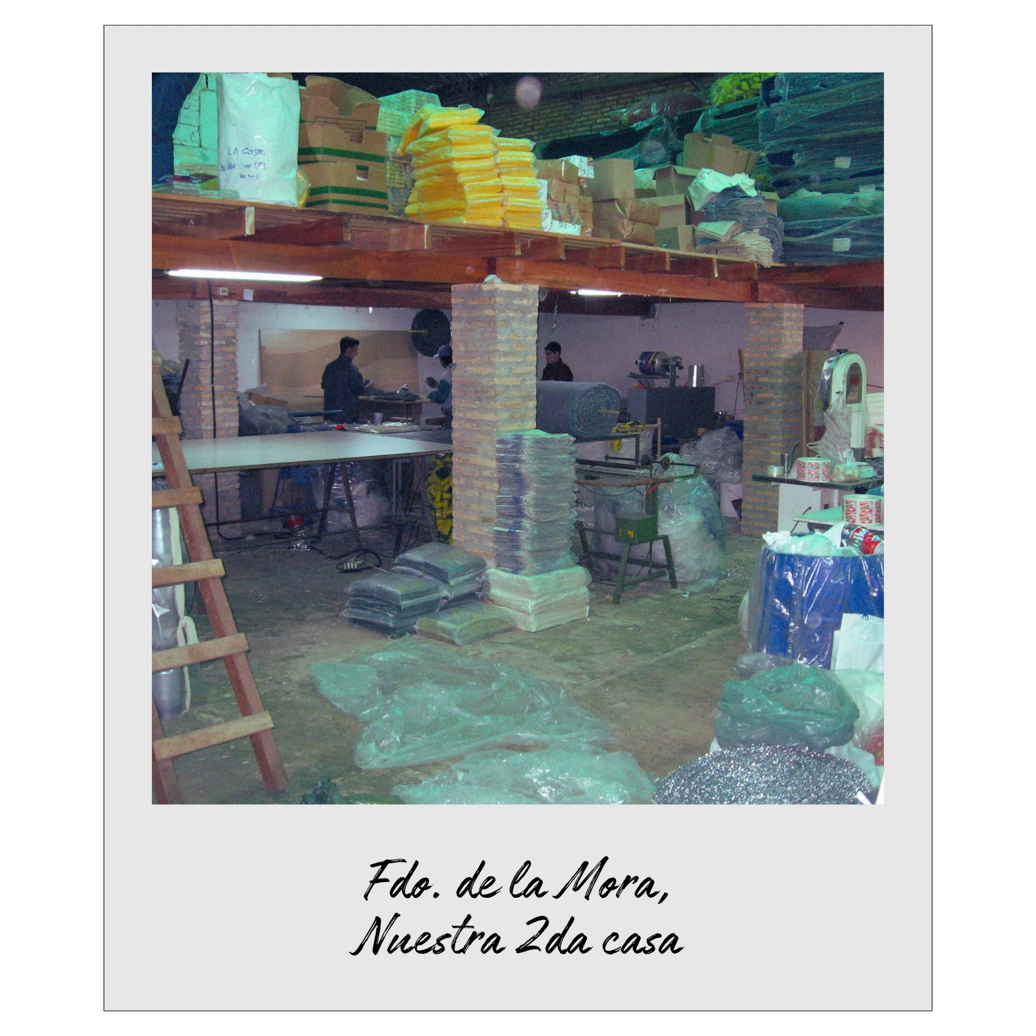 Interior con productos almacenados y escalera; la leyenda original identifica Fernando de la Mora como la segunda casa.