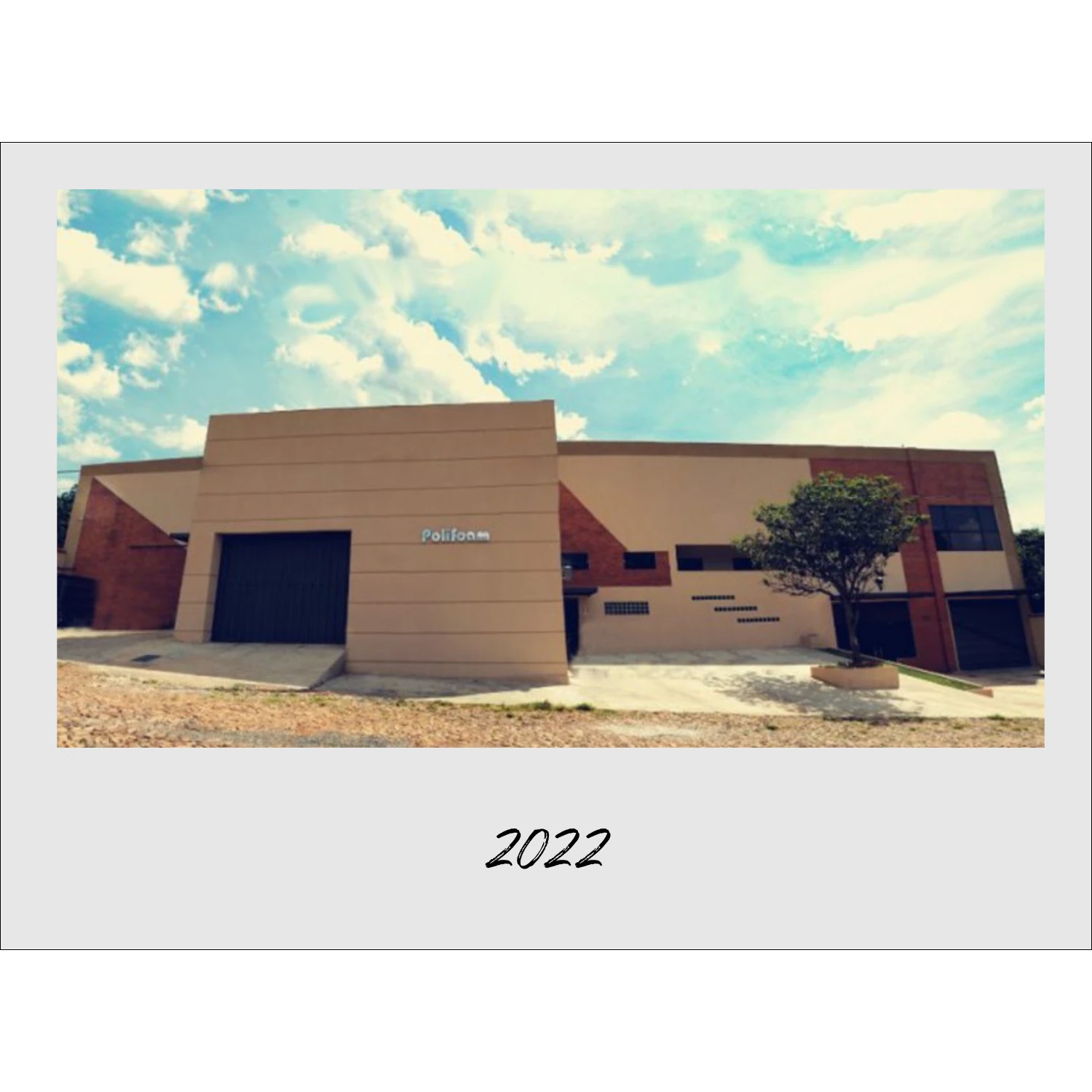 Fachada de las instalaciones de Polifoam, con la inscripción 2022 en el marco original.