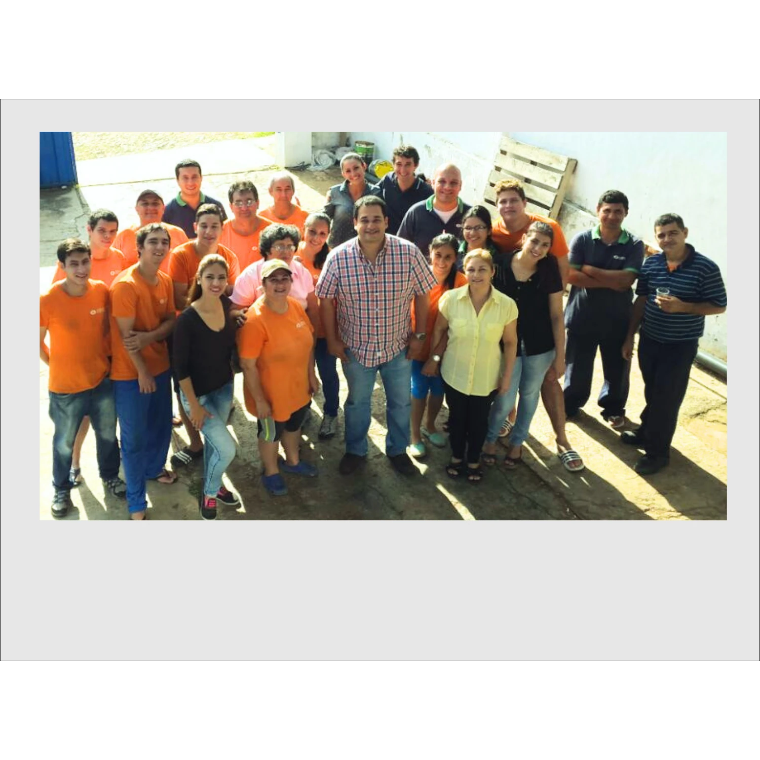 Fotografía grupal del equipo de Polifoam, con varias personas usando remeras naranjas.